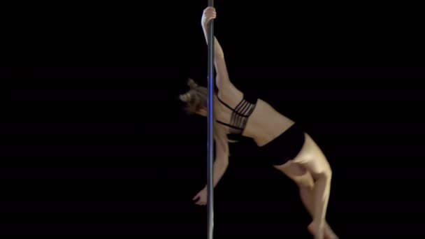 Ein junges Mädchen dreht sich langsam auf einen Pylon — Stockvideo