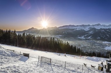 Sunrise Tatra Dağları - üzerinden Gubalowka görüntülemek