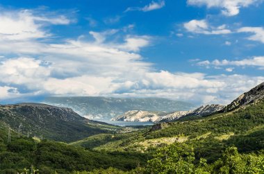 Panoramik manzaraya Vadisi - Island Krk, Baska kasaba, Hırvatistan.