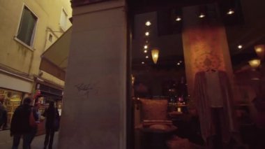 Venedik İtalya 29 Ekim 2016: Venedik 4k. Venedik sokaklarda yürüyen insanlar.