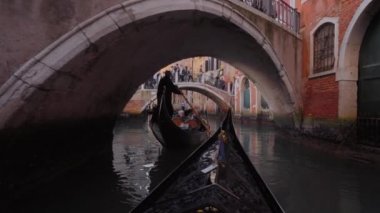 Venedik İtalya 29 Ekim 2016: Venedik Canal geçen gondol.