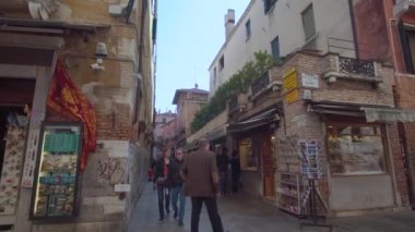 Venedik İtalya 29 Ekim 2016: Venedik 4k. Venedik sokaklarda yürüyen insanlar.
