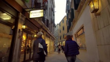 Venedik İtalya 29 Ekim 2016: Venedik 4k. Venedik sokaklarda yürüyen insanlar.