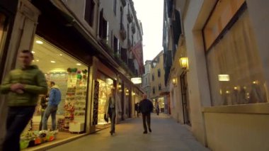 Venedik İtalya 29 Ekim 2016: Venedik 4k. Venedik sokaklarda yürüyen insanlar.