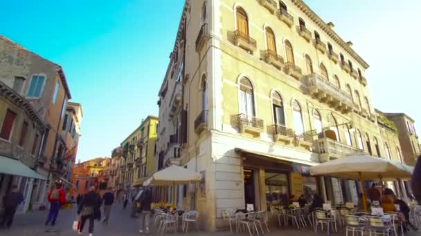 Venecia Italia 29 Oct 2016: Venecia 4K. Gente caminando por las calles de Venecia . — Vídeos de Stock