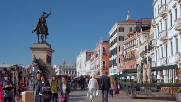 Venedig Italien 29 okt 2016: Venedig 4k. Människor som gick på gatorna i Venedig. — Stockvideo