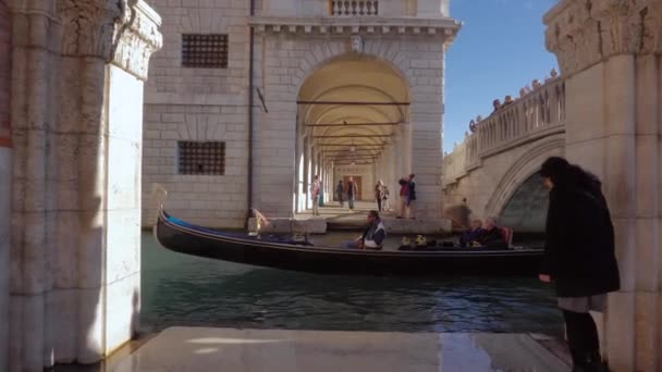 Venedig Italien 29 okt 2016: Gondelfahrt auf dem venezianischen Kanal. — Stockvideo