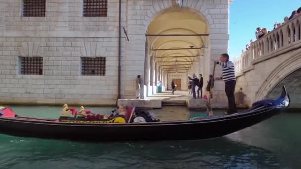 Venedig Italien 29 okt 2016: Gondola passerar på kanalen Venedig. — Stockvideo