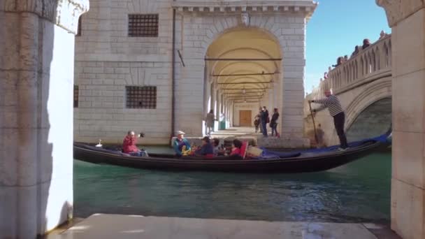 Venedig Italien 29 okt 2016: Gondelfahrt auf dem venezianischen Kanal. — Stockvideo
