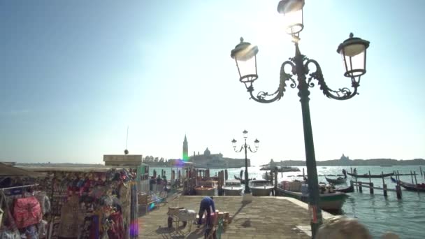 Venedig Italien 29 okt 2016: Gondola passerar på kanalen Venedig. — Stockvideo