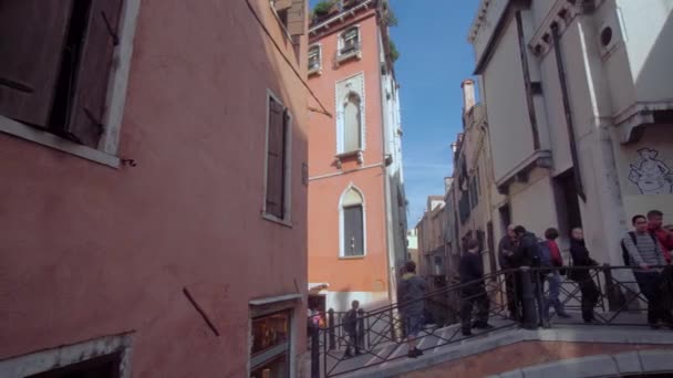 Venedig Italien 29 okt 2016: Venedig 4k. Människor som gick på gatorna i Venedig. — Stockvideo