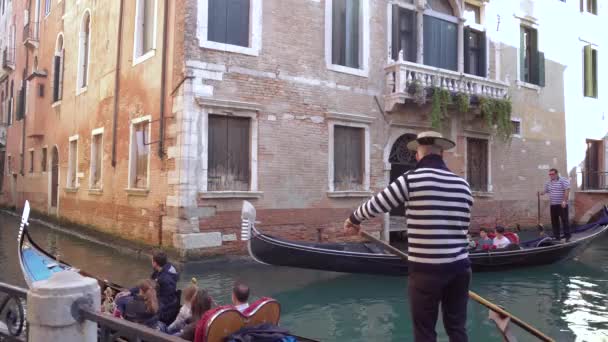 Velence Olaszország 2016. október 29.: Gondola halad a Velence-csatorna. — Stock videók