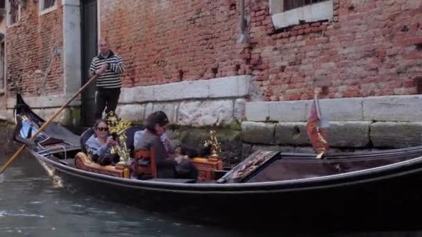 Venedig Italien 29 okt 2016: Gondola passerar på kanalen Venedig. — Stockvideo