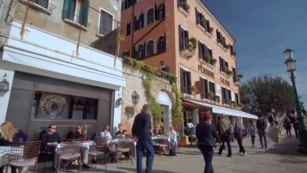 ヴェネツィア イタリア 2016 年 10 月 29 日: ヴェネツィア 4 k。ヴェネツィアの街を歩いている人. — ストック動画