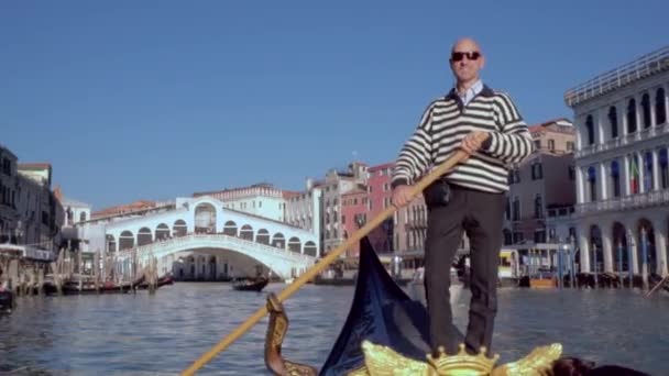 Venedig Italien 29 okt 2016: Gondola passerar på kanalen Venedig. — Stockvideo