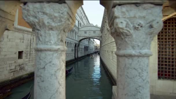 Venedig Italien 29 okt 2016: Gondelfahrt auf dem venezianischen Kanal. — Stockvideo