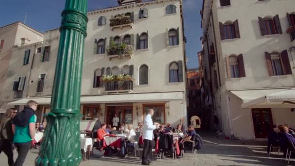 Venezia 29 ott 2016: Venezia 4K. Persone che camminano per le strade di Venezia . — Video Stock