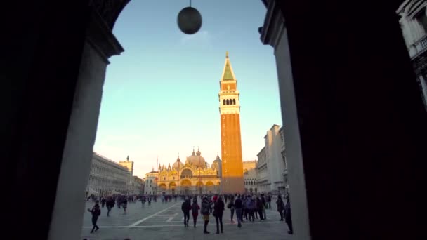 意大利威尼斯 2016 年 10 月 29 日︰ 威尼斯 4 k。在威尼斯著名的圣马可广场. — 图库视频影像