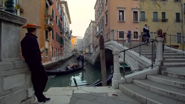 Venedig Italien 29 okt 2016: Gondelfahrt auf dem venezianischen Kanal. — Stockvideo