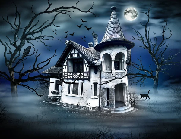 Geisterhaus mit dunkler Gruselatmosphäre. — Stockfoto