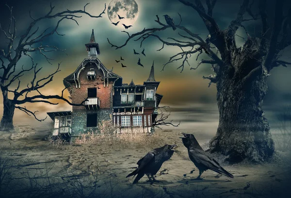 Strašidelný dům s vrány a hororové scény. — Stock fotografie