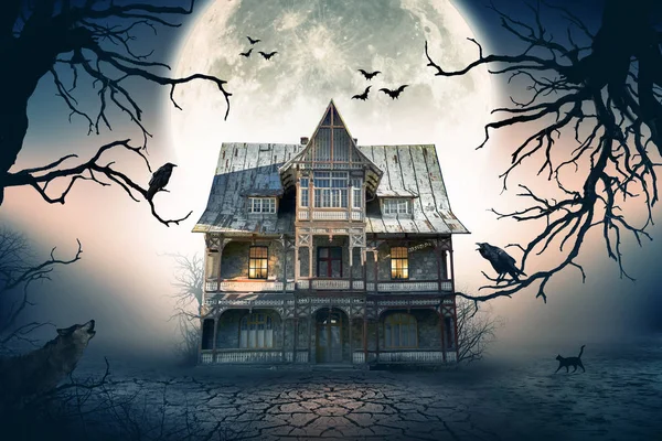 Maison hantée avec corbeaux et atmosphère effrayante . — Photo