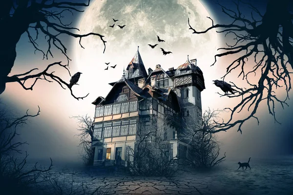 Haunted House with Crows and Spooky Atmosphere. — Stock Photo, Image