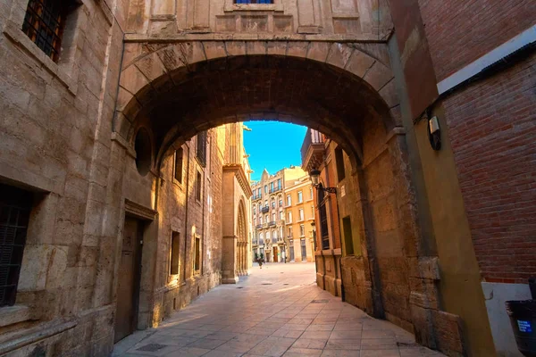 Valencia Hiszpania wąskiej ulicy z Arch Bridge — Zdjęcie stockowe