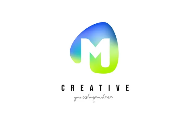 M Carta Logo Design com forma azul verde oval . —  Vetores de Stock
