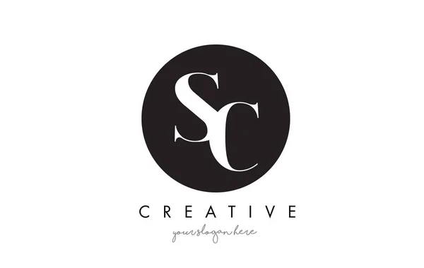 SC Carta Logo Design com Black Circle e Serif Font . — Vetor de Stock