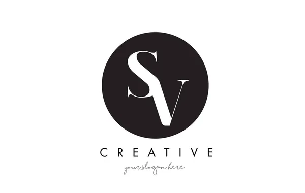 Sv letter logo design mit schwarzem Kreis und serifenförmiger Schrift. — Stockvektor