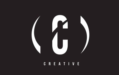 C Beyaz harf Logo tasarımı siyah arka plan ile.