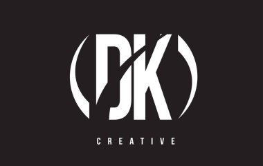 Dk D K Beyaz harf Logo tasarımı siyah arka plan ile.