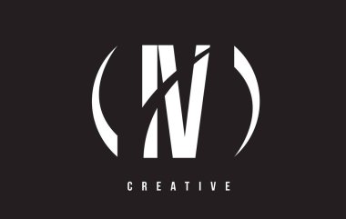 IV v harfi beyaz Logo tasarımı siyah arka plan ile.