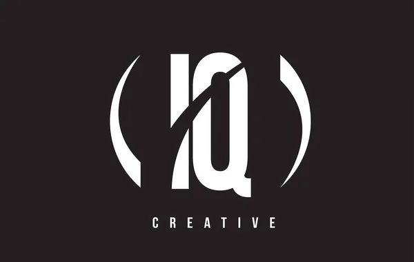 IQ I Q White Letter Logo Design avec fond noir . — Image vectorielle