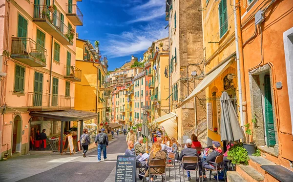 Rua Riomaggiore com Arquitetura em Cinque Terre Itália . — Fotografia de Stock