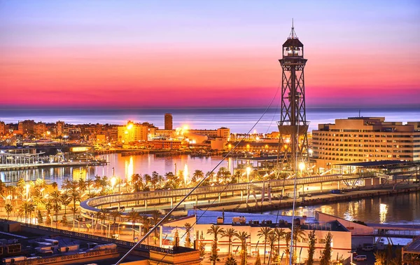 Vista del amanecer de Barcelona desde la colina de Monjuic . — Foto de Stock