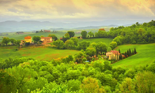 Tuscany ภูมิทัศน์ที่มีเนินเขาและบ้าน — ภาพถ่ายสต็อก