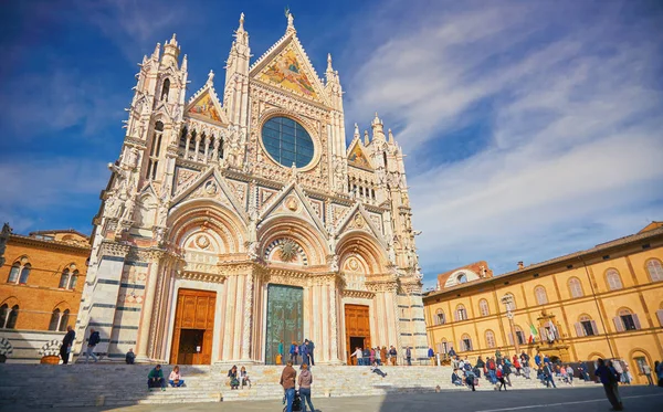 Catedral de Sienna Italia en el centro de la ciudad . — Foto de Stock
