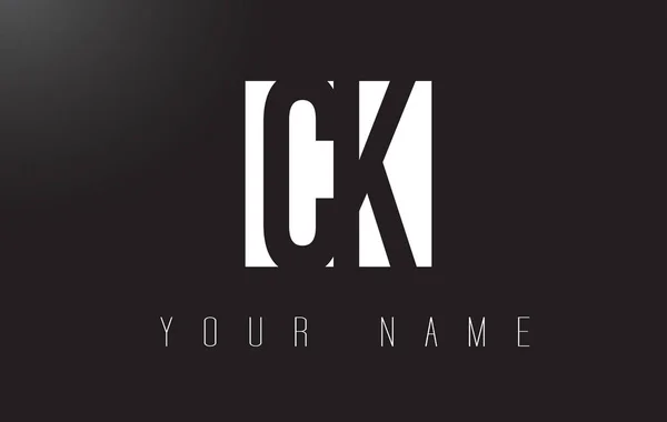 Logotipo de letra CK con diseño de espacio negativo en blanco y negro . — Vector de stock