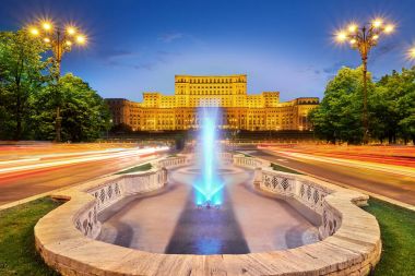 Bükreş Romanya şehir merkezi Palace Parlamentosu gün batımında.