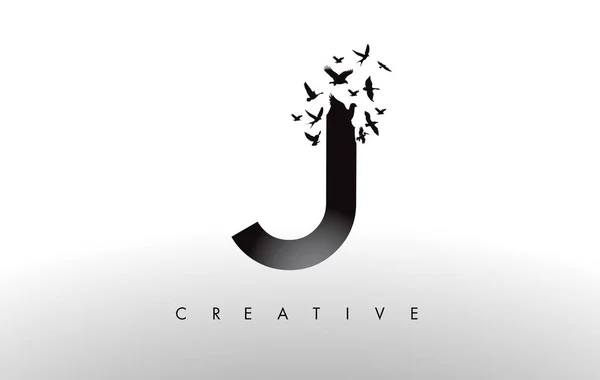 J Logo-Brief mit Vogelschwarm, der fliegt und sich auflöst von — Stockvektor