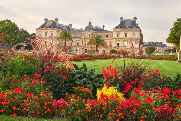 Jardin Du Luxembourg ve Sarayı Paris Fransa.