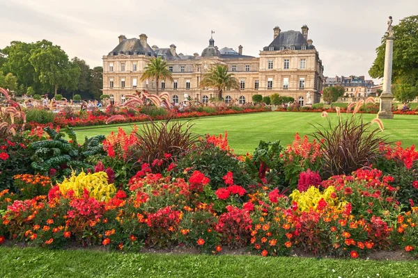 Jardin Du Luxembourg ve Sarayı Paris Fransa.