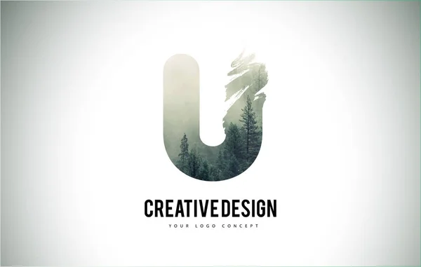 Brosse à lettres U avec texture de brouillard forestier. Lettre des arbres forestiers Logo — Image vectorielle