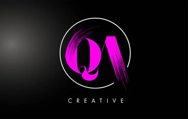 Rózsaszín Qa Brush Stroke betűtervezés. Rózsaszín festék logó betűk — Stock Vector