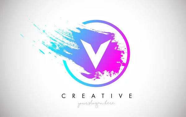 V Artistic Brush Letter Logo Design lila kék színben vektor — Stock Vector