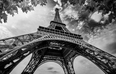 Paris 'teki Eyfel Kulesi. Fransa' da Altın Işıklar. Siyah ve Beyaz Fotoğrafçılık