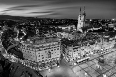 Zagreb Hırvatistan Sunset 'te. Ban Jelacic Meydanı Siyah-Beyaz Görüntü