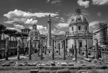 Roma Trajan 'ın Roma Şehir Merkezi' ndeki Sütun Mimarisi Siyah ve Beyaz Fotoğrafçılık